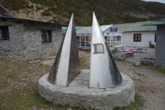 Monumentet i Pheriche med namnen på alla som har dött under klättring på världens högsta berg.