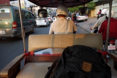 I tuk-tuken på väg från flygplatsen in till centrala Phnom Penh. Älskar dessa tuk-tuk-turer!