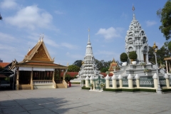 Shrine of King Norodom Suramarit mitt i bild och Sihanouk's Daughter's Shrine till höger i bild, Royal Palace, Phnom Penh.