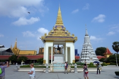King Norodom Statue med Stupa of King Norodom till höger i bild, Royal Palace, Phnom Penh.