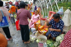 Gatuförsäljare utanför Wat Phnom, Phnom Penh.