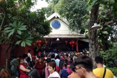 Mängder med folk och riktigt färggrant på grund av det kinesiska nyåret, Wat Phnom, Phnom Penh.
