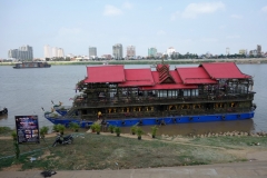 Båt vid färjeterminalen i Phnom Penh.
