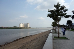 Riverside med Sokha Phnom Penh Hotel på andra sidan Tonle Sap river, Phnom Penh.