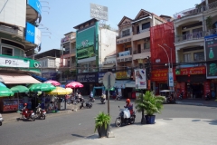 Gatuscen utanför Sorya Center Point shopping mall, Phnom Penh.