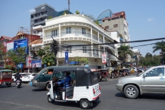 Gatuscen i centrala Phnom Penh med fransk kolonial arkitektur.