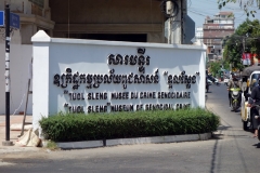 Denna skylt står i gatukorsningen ett kvarter söder om Toul Sleng, Phnom Penh.