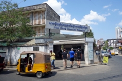 Entrén till Toul Sleng. Platsen för ofattbara brott mot mänskligheten, Phnom Penh. Jag gick inte in idag då jag var här redan 2004.