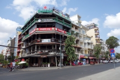 På andra sidan gatan från Foreign Correspondents' Club. Här bodde jag 2004 på andra våningen. Ett nostalgiskt återseende. Phnom Penh kändes rått och spännande då och gör det fortfarande.