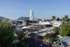 Utsikten från takterrassen, Days Inn By Wyndham, Patong Beach. Anstränger man sig lite går det att se toppen av entré-skylten till Bangla Road till vänster i bild.