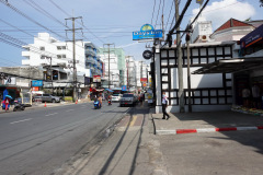 Vid entrén till mitt boende, Days Inn By Wyndham, på gatan Rat Uthit Song Roi Pi Road, Patong Beach.