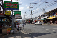 Gatuscen längs Rat Uthit Song Roi Pi Road, Patong Beach.