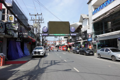 Gatuscen längs Bangla Road, Patong Beach.