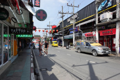 Gatuscen längs Bangla Road, Patong Beach.