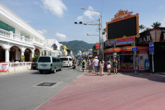 Gatuscen i korsningen mellan Thawewong Road (Beach Road) och Bangla Road, Patong Beach.