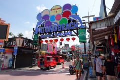 Bangla Road från Thawewong Road (Beach Road), Patong Beach.