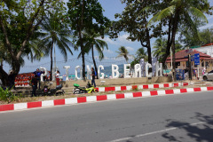 Gatuscen längs Thawewong Road (Beach Road), Patong Beach.