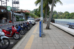 Gatuscen längs Thawewong Road (Beach Road), Patong Beach.