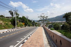 Utsikt över en del av bebyggelsen bakom Patong Beach från vägen mellan Patong Beach och Karon Beach, Phuket.