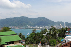 Utsikt över en del av Patong Beach från vägen mellan Patong Beach och Karon Beach, Phuket.