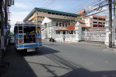 Gatuscen med songthaew väntandes på passagerare, gamla staden, Phuket Town, Phuket.