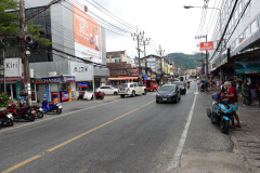 Patak Road som går upp från rondellen, Karon Beach, Phuket.