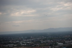Utsikten i västlig riktning från Khao Chong Krachok (bergen utgör gräns mot Myanmar), Prachuap Khiri Khan.