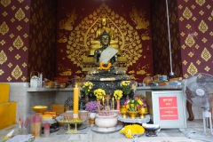 Buddha i ett av templen uppe på Khao Chong Krachok, Prachuap Khiri Khan.