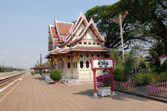 Den vackra historiska tågstationen från 1910 i Hua Hin.