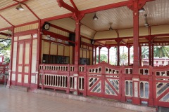 Den vackra historiska tågstationen från 1910 i Hua Hin.