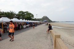 Lördagsmarknad längs Prachuap Khiri Khan Walking Street.