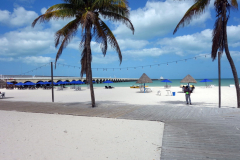 Stranden längs Malecón de Progreso med världens längsta pir i bakgrunden, Progreso.