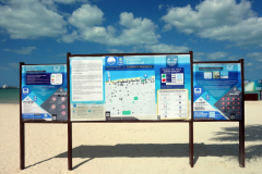 Informationsskylt på stranden, Malecón de Progreso, Progreso.