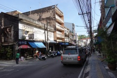 Gatuscen längs Ruangrat Road, Ranong.