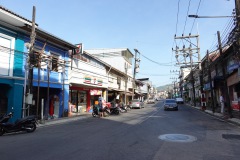 Gatuscen längs Ruangrat Road, Ranong.