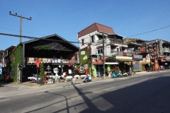 Gatuscen längs Ruangrat Road, Ranong.