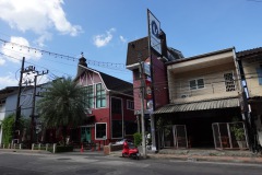 Gatuscen längs Ruangrat Road, Ranong.