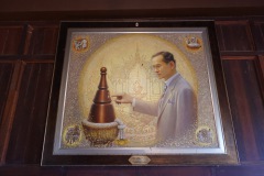 Vacker målning av kung Bhumibol Adulyadej, Rattana Rangsarn Palace, Ranong.