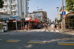 Gatan Viale Regina Elena som går parallellt med stranden ett kvarter från mitt hotell, Rimini.