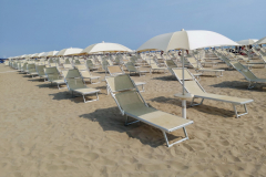 Solstolar längs Rimini Beach.