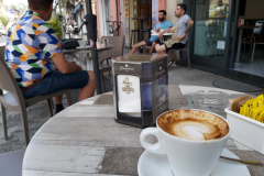 En härlig kopp kaffe på ett litet, mysigt café i centrala Rimini.