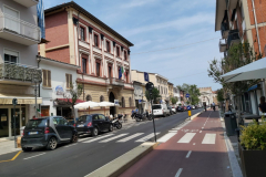 Gatuscen längs Via XX settembre 1870 med Arco di Augusto längst bort i bild, Rimini.