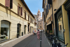 Gatuscen i historiska Rimini med en del av Tempio Malatestiano i bakgrunden.