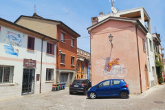 Litet torg  i det gamla fiskekvarteret Borgo San Giuliano, Rimini.