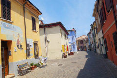 Gata i det gamla fiskekvarteret Borgo San Giuliano, Rimini.
