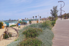 Längs strandpromenaden, Rimini Beach.