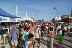 Mängder av människor längs strandpromenaden i Rimini.