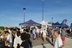 Mängder av människor längs strandpromenaden i Rimini.