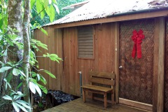 Entrén till min bungalow på Hotel Kangaroo, en bit utanför Río Dulce.