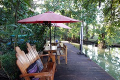 Lugn och avslappnad inramning på  Hotel Kangaroo, en bit utanför Río Dulce.